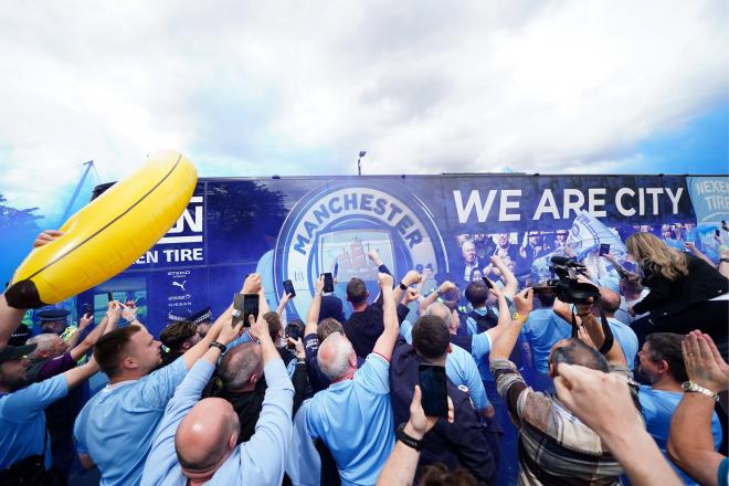 Aficionados del Manchester City celebran el título de la Premier League (Foto: Cordon Press).
