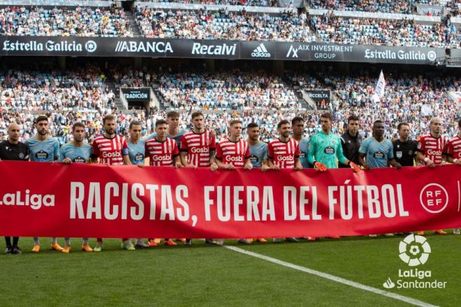 Pancarta contra el racismo antes del Celta-Girona (Foto: LaLiga).