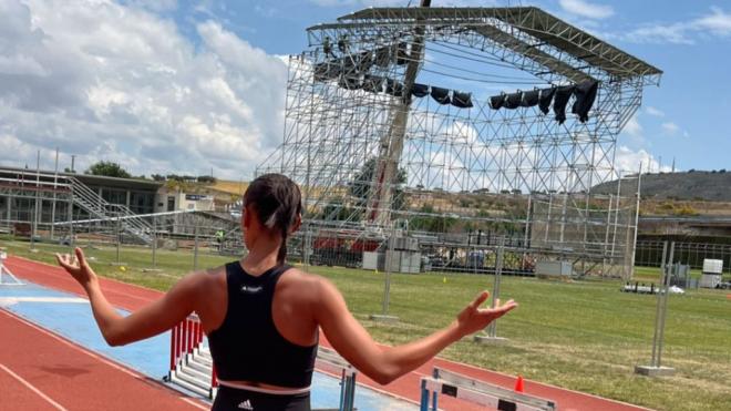 Peleteiro, ante la instalación del festival.