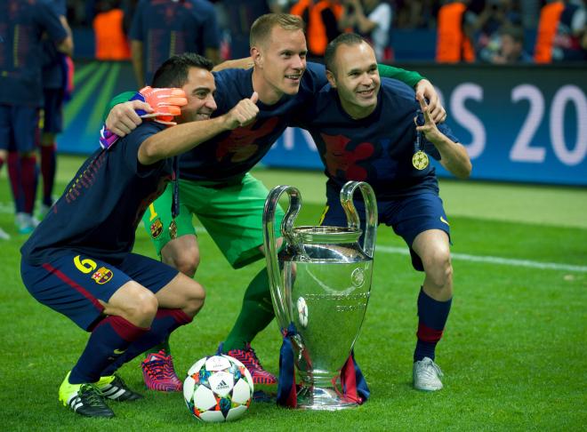 Ter Stegen junto a Xavi Hernández y Andrés Iniesta en la celebración de la Champions League 2015 (Foto: Cordon Press).