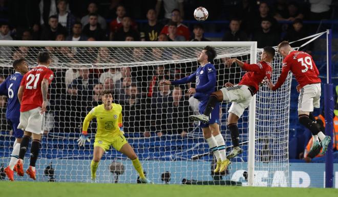 Disputa de balón de Casemiro durante el Manchester United-Chelsea. Fuente: Cordon Press