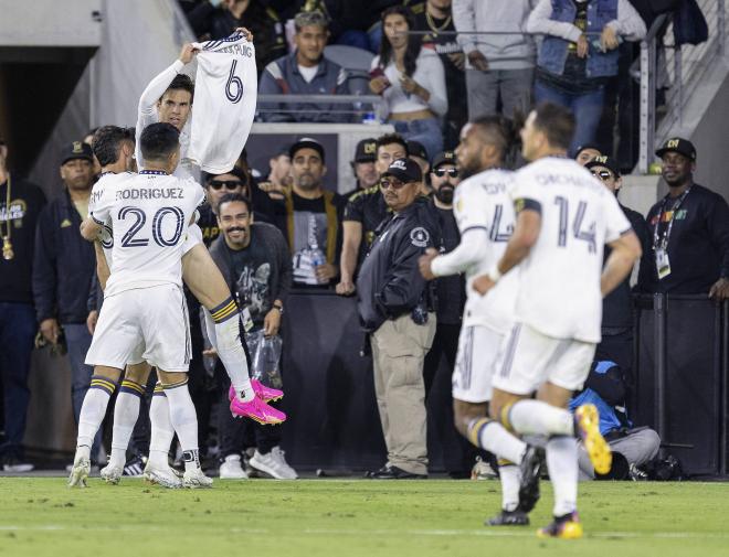 Riqui Puig tras anotar el gol se quitó la camiseta para enseñar su dorsal, celebración similar a