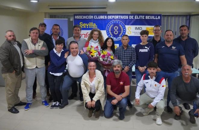 La Asociación de Clubes de élite de Sevilla presenta 'Camiseta de Méritos con Empresas'.