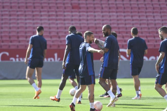 Papu Gómez y Marcao, en el entrenamiento del Sevilla (Foto: Kiko Hurtado).