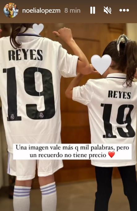 Las hijas de José Antonio Reyes, con la camiseta del Real Madrid. (@noelialopezm)