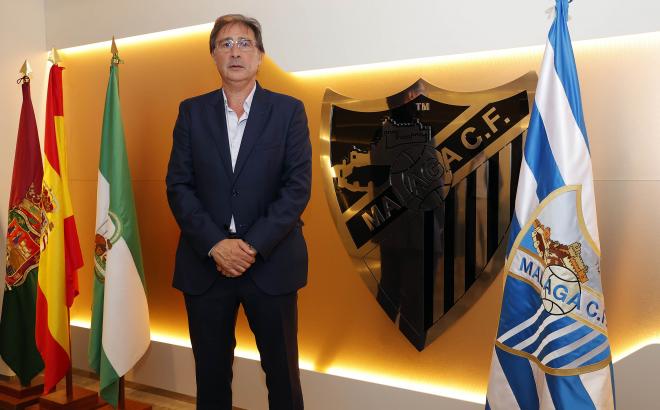 Loren Juarros posa en las oficinas del Málaga CF. (Foto: MCF)