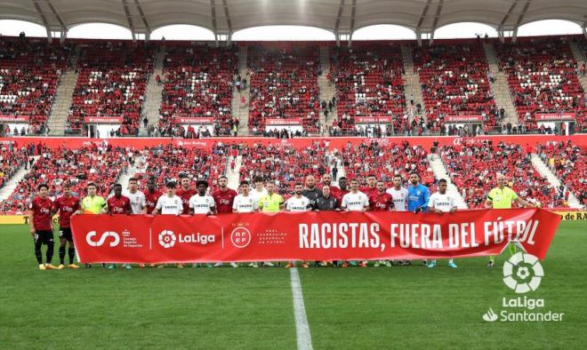 Pancarta contra el racismo antes del Mallorca-Valencia (Foto: LaLiga).