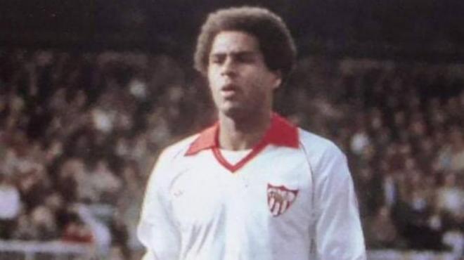 Pintinho, en un partido con el Sevilla FC.