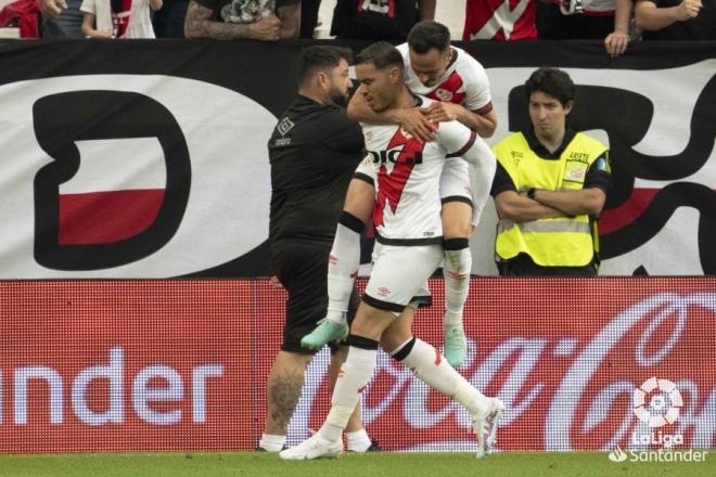 Raúl De Tomás marca frente al Espanyol con el Rayo Vallecano. Fuente: LaLiga