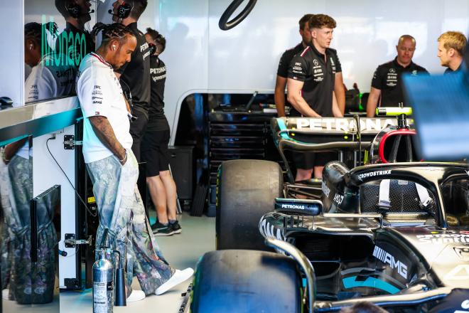 Lewis Hamilton revisa las nuevas piezas del Mercedes W14 para el GP de Mónaco (Foto: Cordon Press)