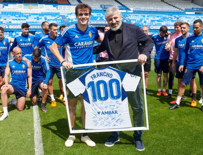 Nayim entrega una camiseta a Francho por sus 100 partidos (Foto: RZ/Tino Gil).