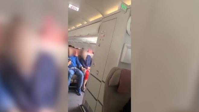 Los pasajeros, en pleno vuelo con la puerta abierta.
