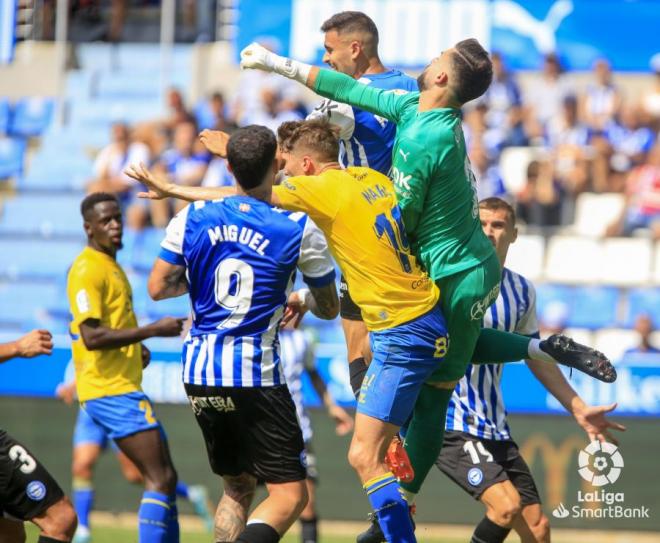 Álvaro Vallés busca despejar el balón durante el Alavés-Las Palmas. Fuente: LaLiga