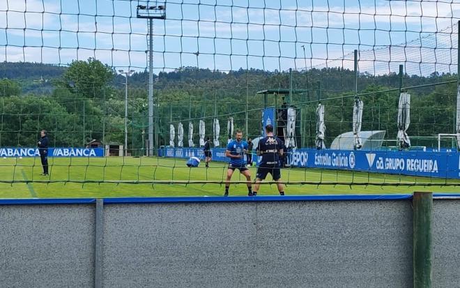 Pablo Martínez entrenó al margen del grupo sobre el césped de Abegondo