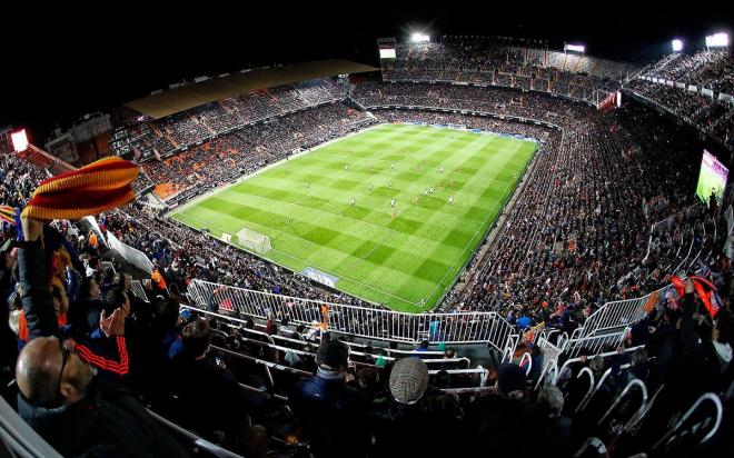Afición en Mestalla, que se llenará para el Valencia-Espanyol