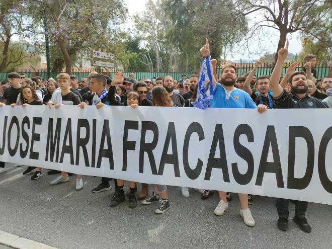 Duras críticas de la afición del Málaga en los aledaños del estadio. (Foto: A. Fuentes)