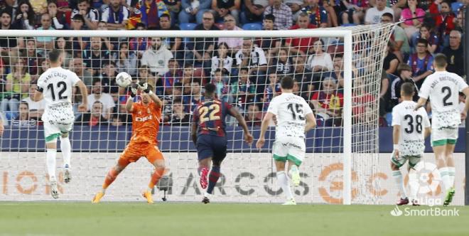 Parada de Braat a Bouldini en el último partido entre el Levante y el Oviedo en el Ciutat. (Foto: LaLiga).