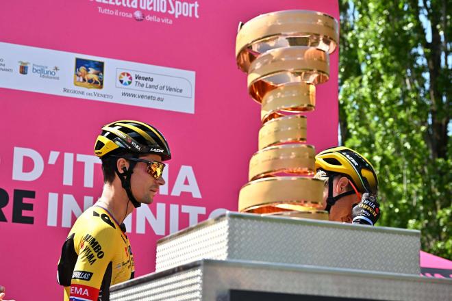 Primoz Roglic y el trofeo del Giro de Italia (Foto: Cordon Press).