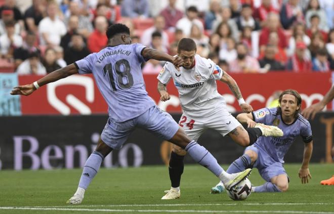 Aurélien Tchouaméni defiende al Papu en el Sevilla-Real Madrid (Foto: Kiko Hurtado).