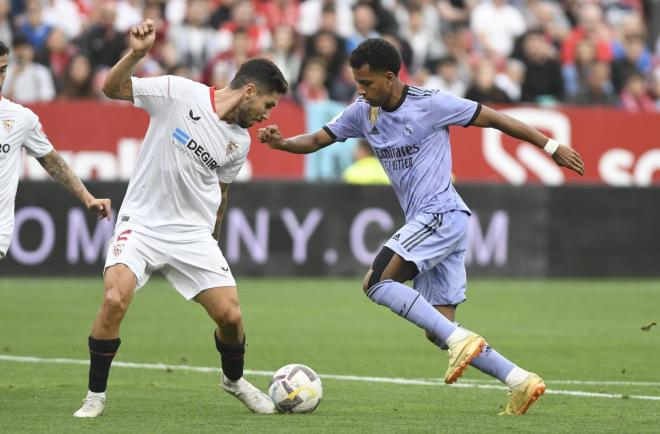 Rodrygo regatea a Montiel para marcar en el Sevilla-Real Madrid (Foto: Kiko Hurtado).