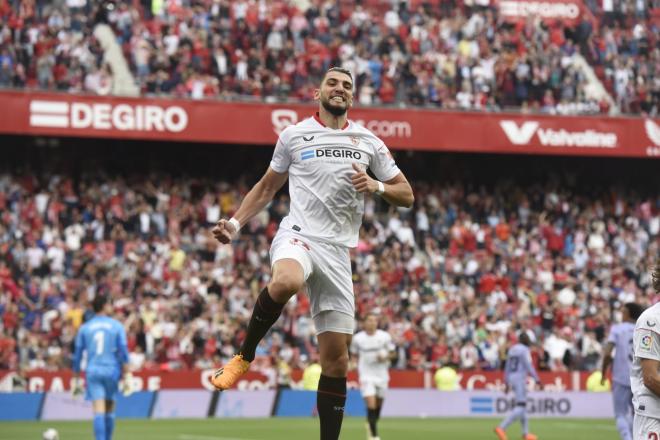 Rafa Mir celebra su gol al Real Madrid (Foto: Kiko Hurtado).
