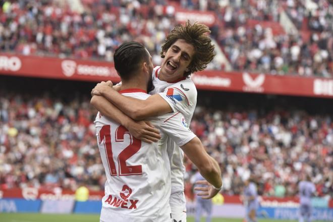 Bryan Gil abraza a Rafa Mir en un gol del Sevilla de la pasada temporada (Foto: Kiko Hurtado).