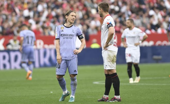 Luka Modric e Ivan Rakitic charlan durante el Sevilla-Real Madrid (Foto: Kiko Hurtado).