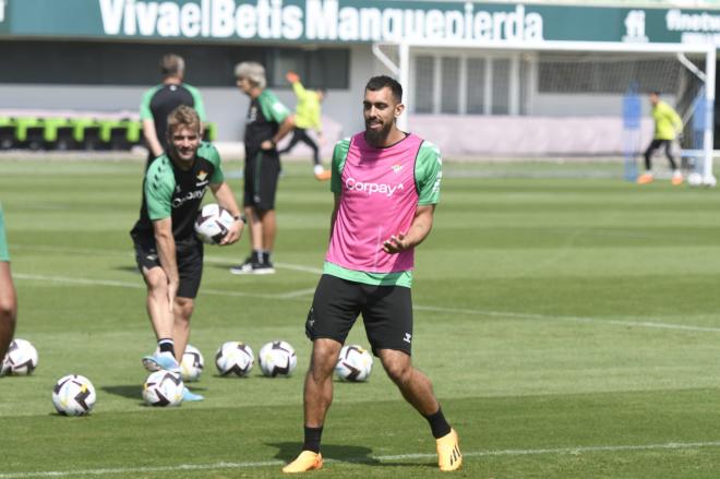 Borja Iglesias, en el entrenamiento del Betis este sábado (Foto: Kiko Hurtado).