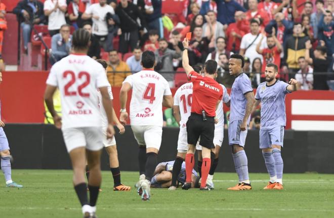 Acuña, expulsado ante el Real Madrid (Foto: Kiko Hurtado).