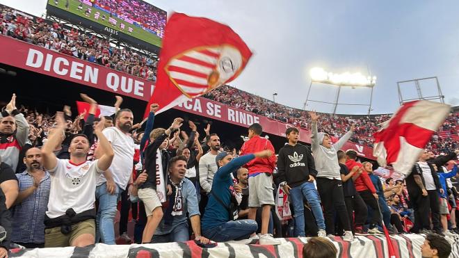 La afición del Sevilla anima a su equipo antes de ir a Budapest (Foto: Kiko Hurtado).