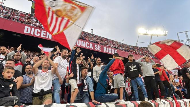 La afición del Sevilla anima a su equipo. (Foto: Kiko Hurtado).