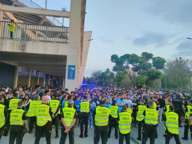 Refuerzo de seguridad a las afueras de La Rosaleda en el partido del Málaga (Foto: ElDesmarque).