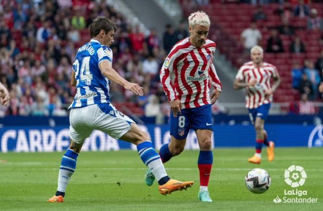 Robin Le Normand defiende a Griezmann en el Atleti - Real Sociedad (Foto: LaLiga).