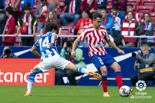 Reguilón, ante Take Kubo en el Atlético-Real Sociedad (Foto: LaLiga).