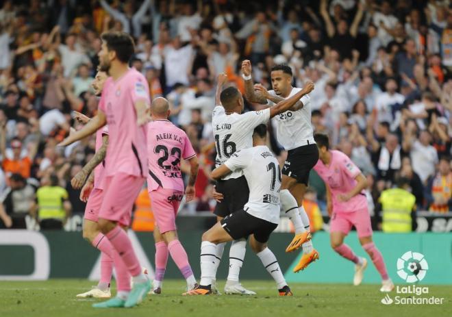 El gol de Lino en el descuento dejó al Valencia cerca de la salvación. (Foto: LaLiga).