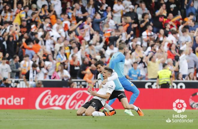 Celebración del gol de Diego López ante el Espanyol en Mestalla. (Foto: LaLiga).