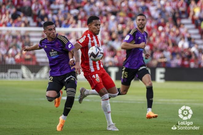 Lucas Olaza defiende a un rival en el Almería - Valladolid (Foto: LaLiga).