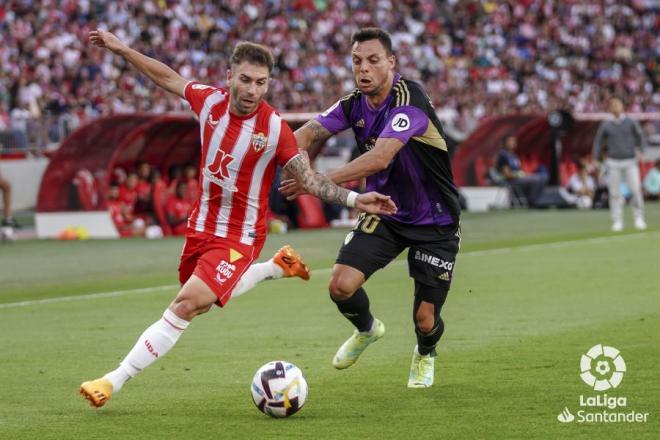 Óscar Plano baja a defender en el Almería - Valladolid (Foto: LaLiga).