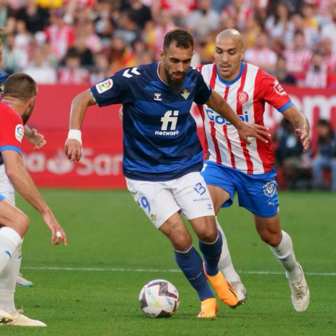 Borja Iglesias, delantero del Betis, con la pelota (foto: EFE).