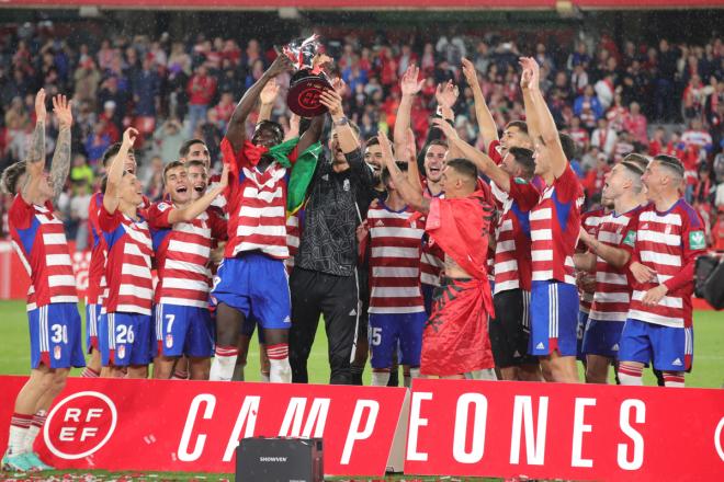 Celebración del Granada como campeones de LaLiga SmartBank (Foto: EFE).