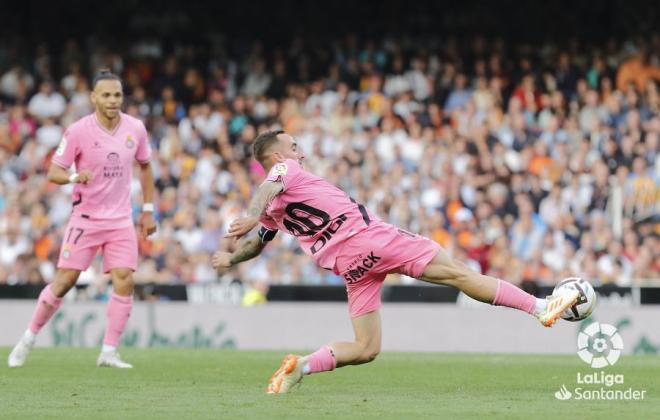 Sergi Darder busca llegar a un balón durante el Valencia-Espanyol. Fuente: LaLiga