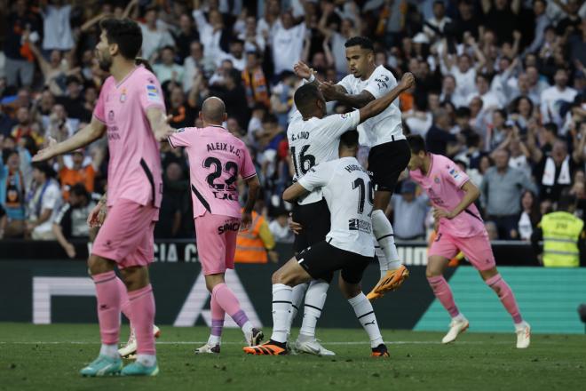 Celebración del Valencia tras marcar al Espanyol (Foto: EFE).