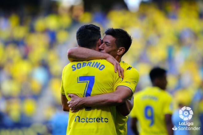 Alcaraz abraza a Sobrino tras marcar al Celta (Foto: LaLiga).