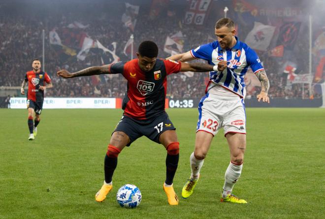 Eddy Salcedo del Genoa y Francesco Vicari del Bari luchan por el balón. Fuente: Cordon Press