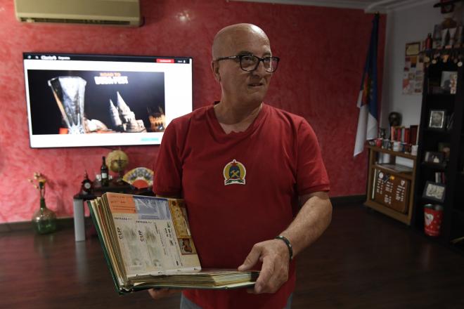 Manuel de los Reyes enseña su álbum de entradas de paridos del Sevilla FC (Foto: Kiko Hurtado).