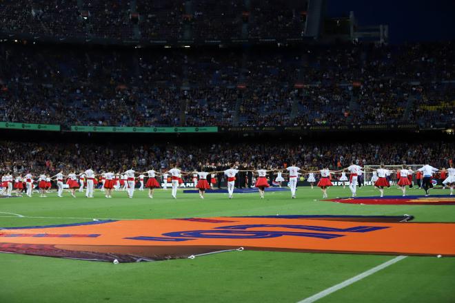 Homenaje a las camisetas y dorsales históricos del FC Barcelona en el Camp Nou (Foto: Cordon Press).