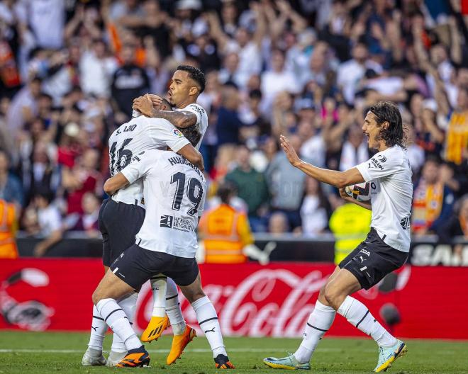 Hugo Duro celebra el gol de Lino que permite que valga el empate ante el Betis (Foto: Valencia CF).