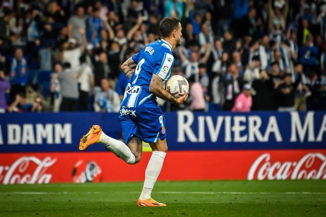 Joselu se lleva el balón tras marcar un gol (Foto: Cordon Press)