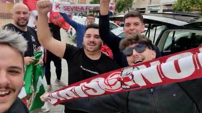 Los aficionados del Sevilla justo antes de comenzar el viaje a Budapest.