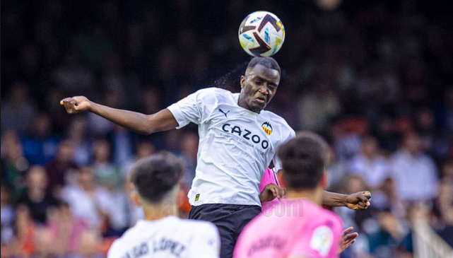 Mouctar Diakhaby sigue siendo el central más fiable por alto (Foto: Valencia CF).